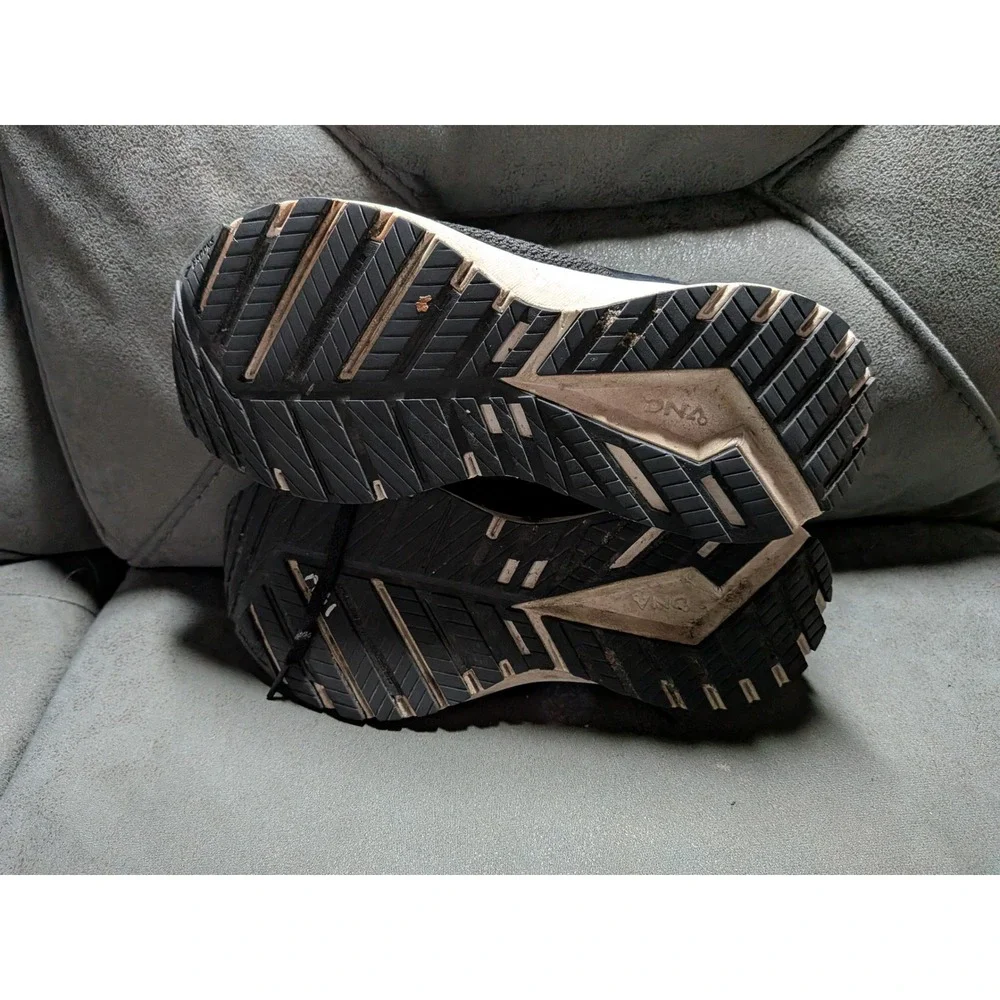 Brooks revel running